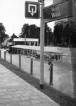 171863 Gezicht op de rijwielstalling bij het nieuwe N.S.-station Tilburg West te Tilburg.